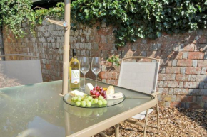 Peaceful first floor apartment close to town centre